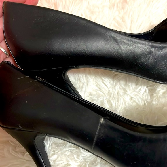 Candies 6 1/2 black pair of heels. - Picture 5 of 7